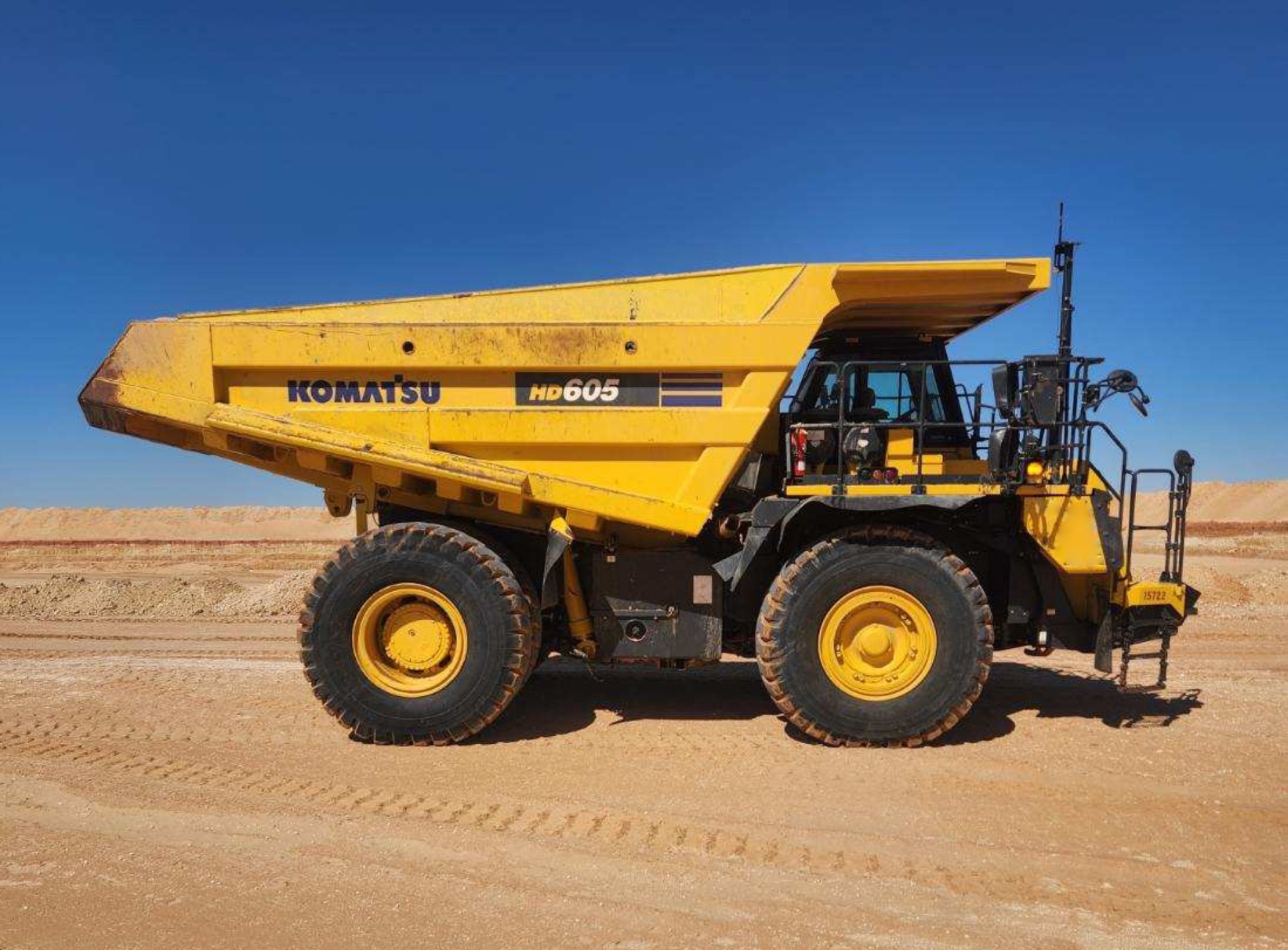 Komatsu HD605-8 (Unit 15722) public inventory thumbnail 3