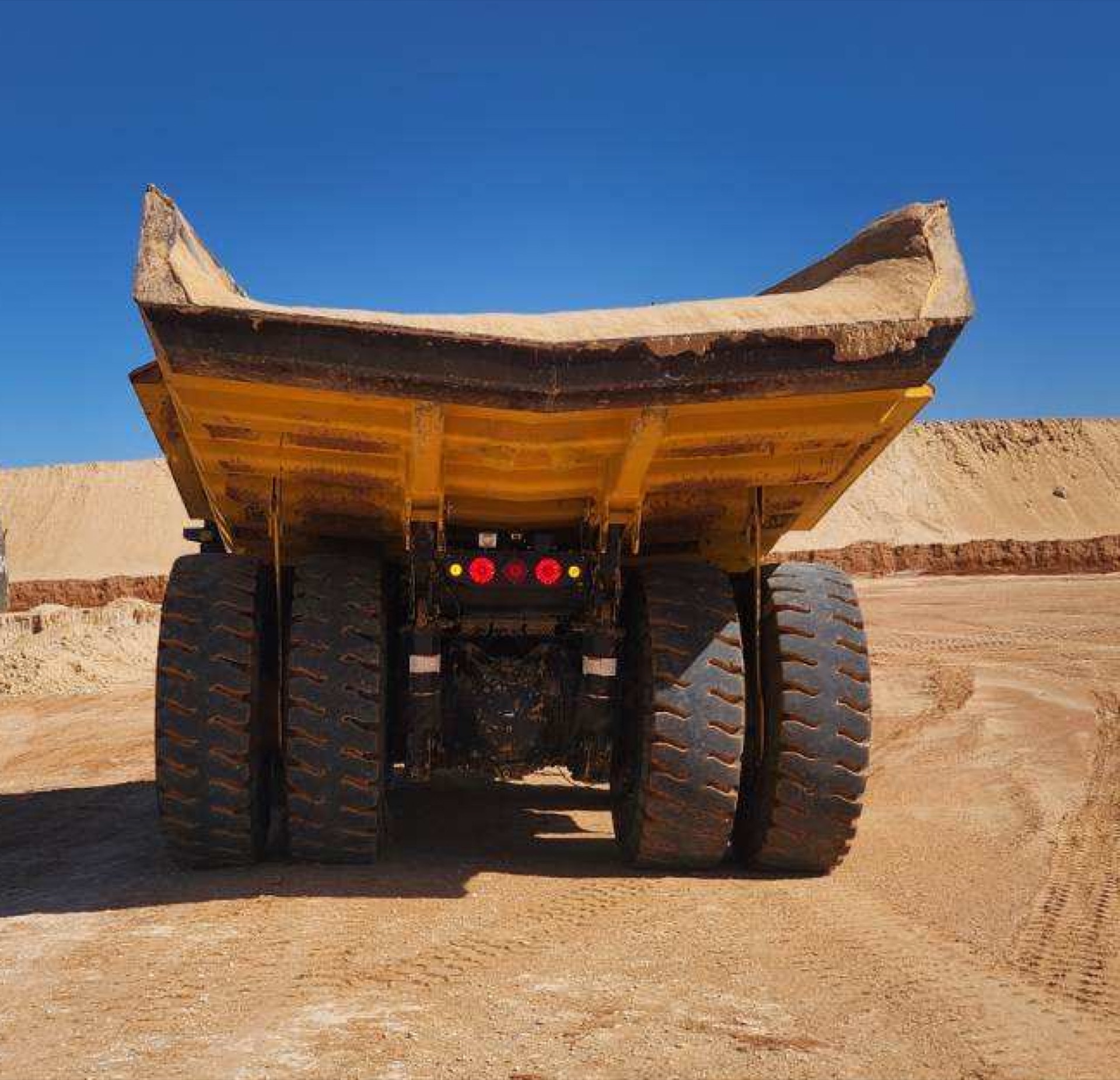 Komatsu HD605-8 (Unit 15722) public inventory thumbnail 4