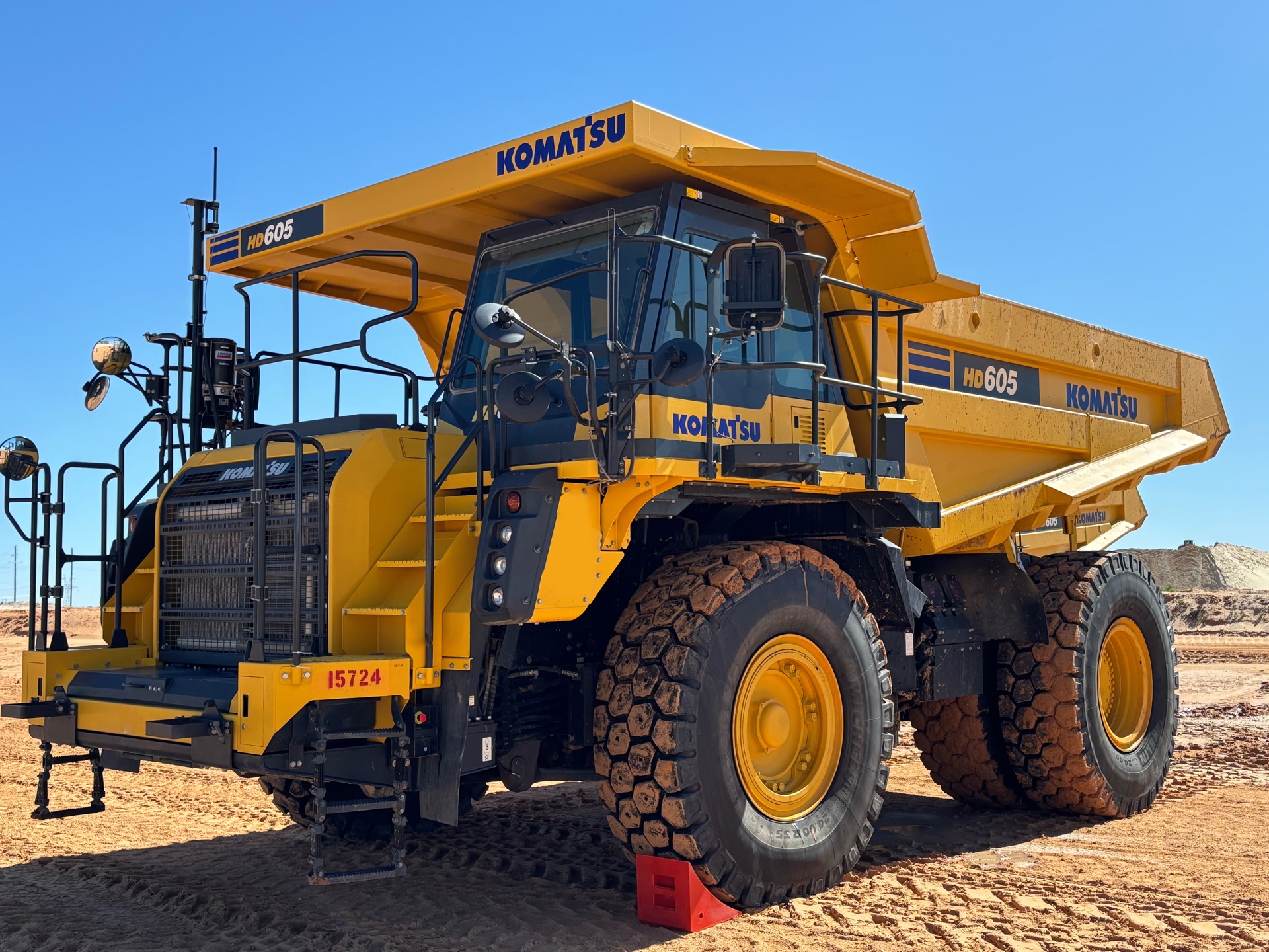 Komatsu HD605-8 (Unit 15724) public inventory thumbnail 3