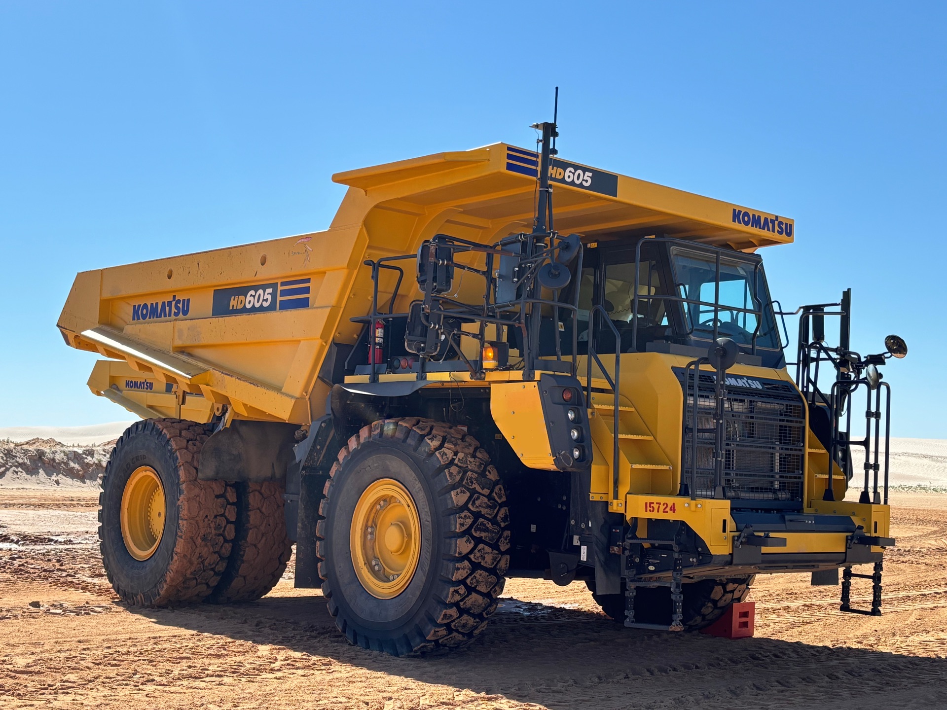 Komatsu HD605-8 (Unit 15724) public inventory thumbnail 5