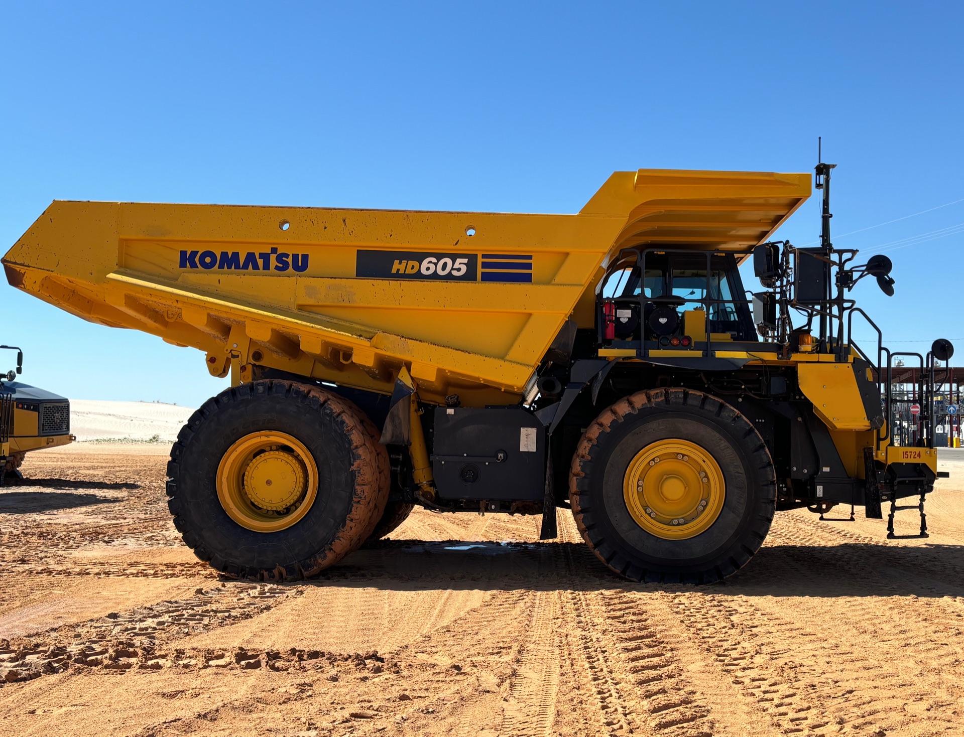 Komatsu HD605-8 (Unit 15724) public inventory thumbnail 6