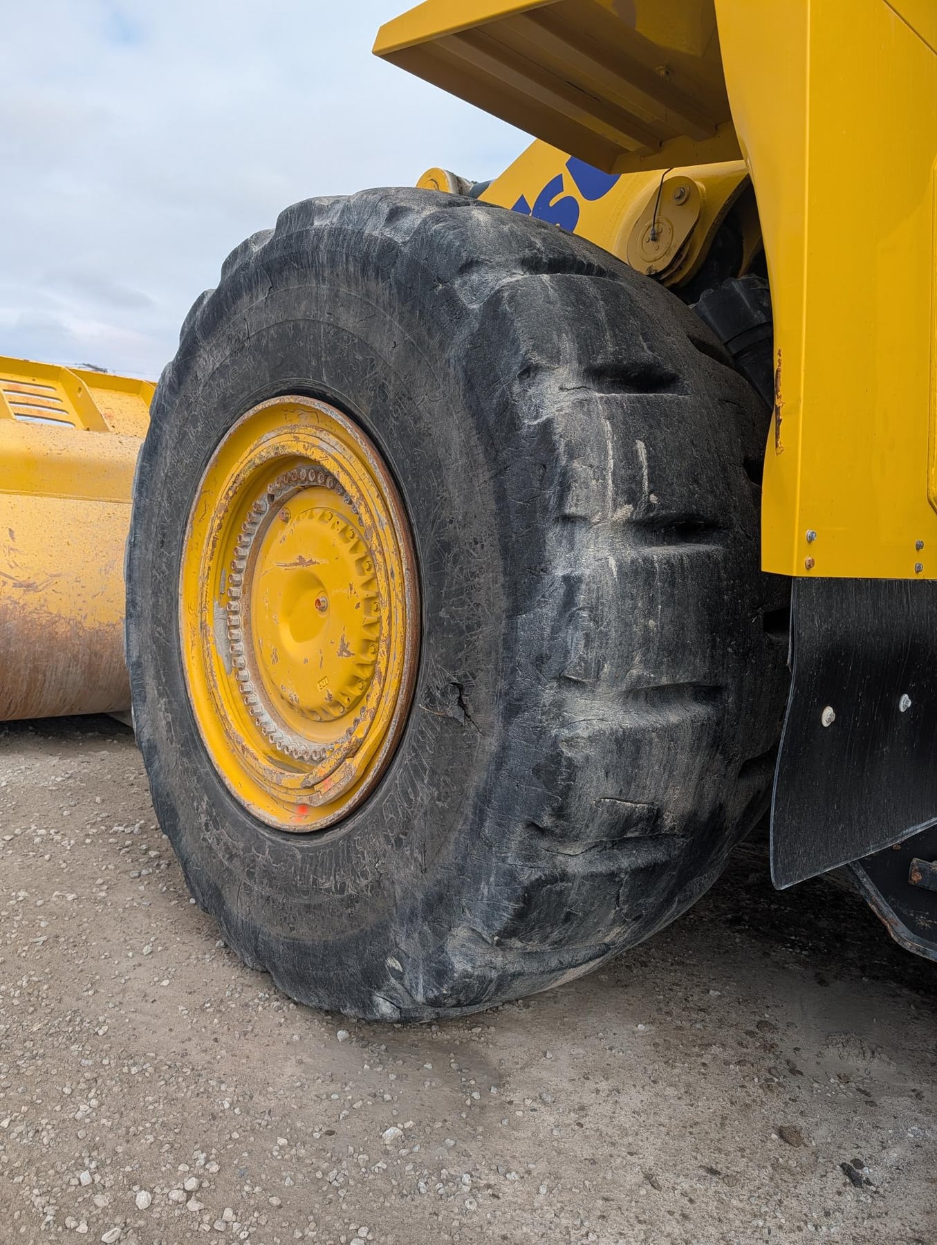 Komatsu WA900-8 Wheel Loader - 8,700 Hours public inventory thumbnail 6
