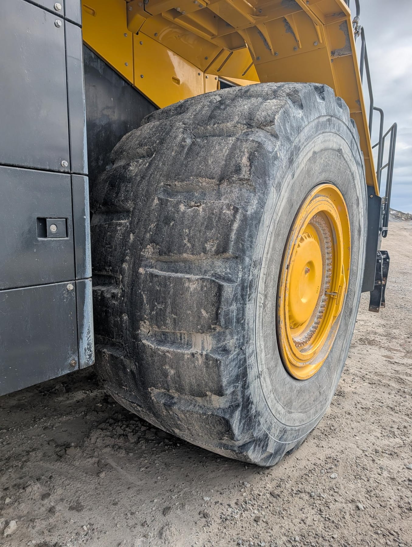 Komatsu WA900-8 Wheel Loader - 8,700 Hours public inventory thumbnail 8