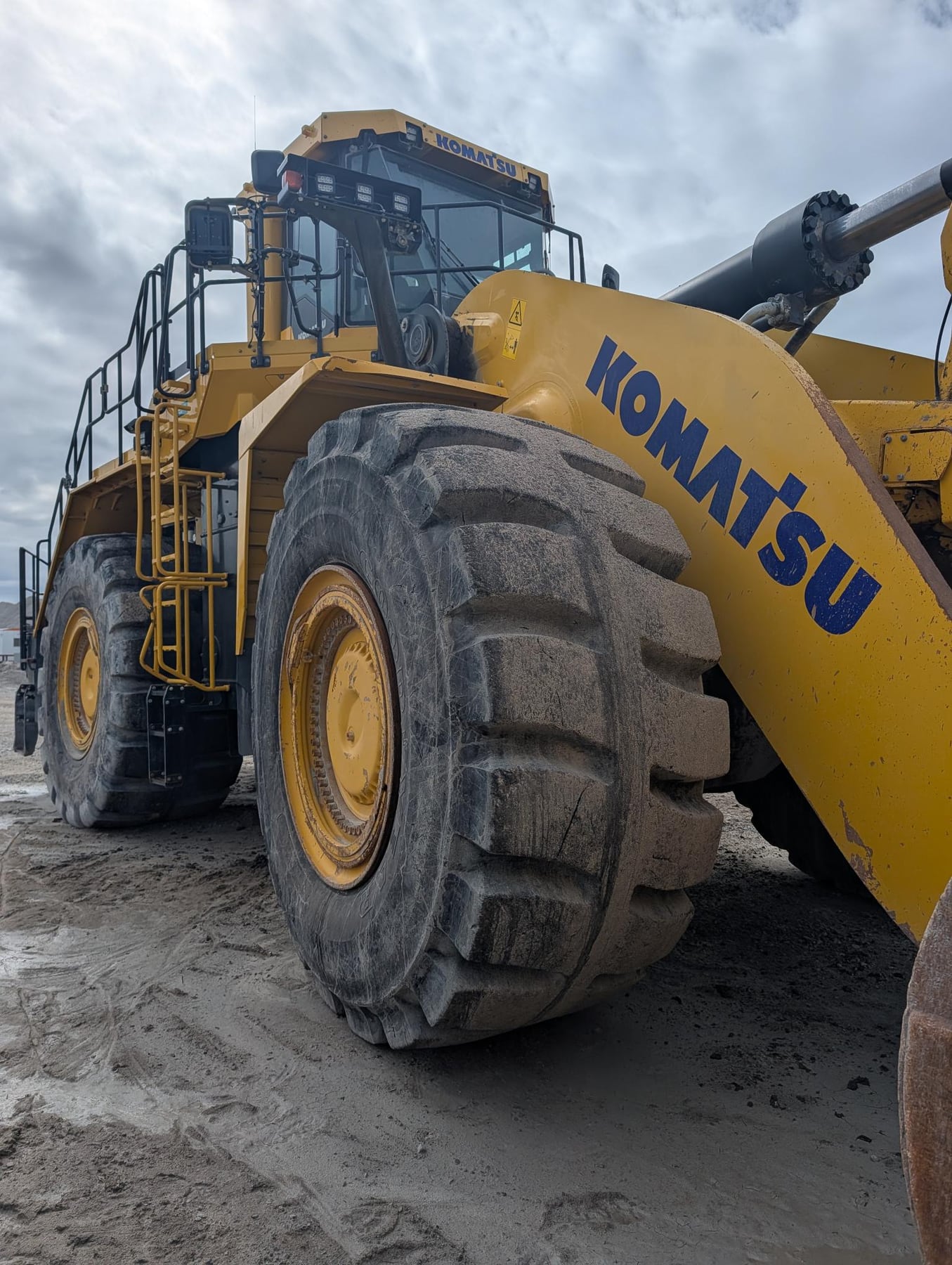 Komatsu WA900-8 Wheel Loader - 8,700 Hours public inventory thumbnail 15